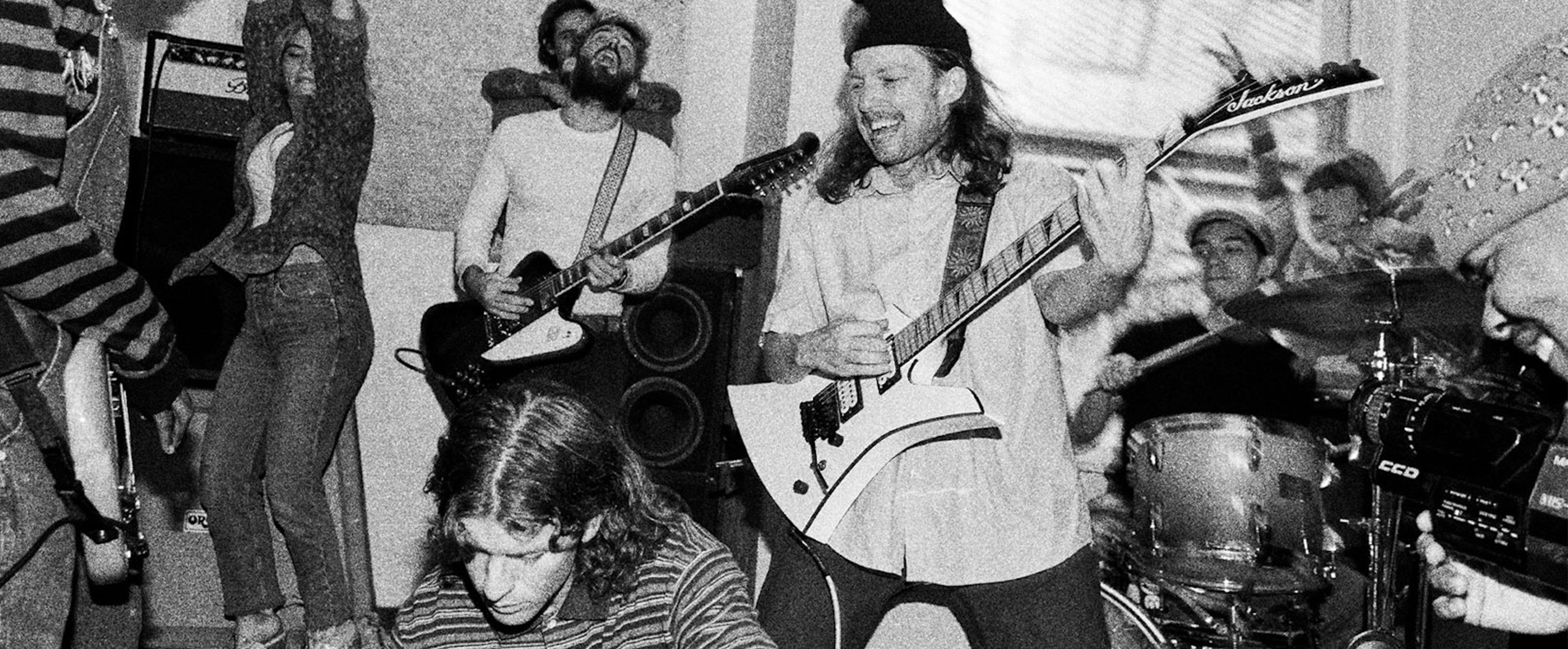 Сидя на монохромном облаке