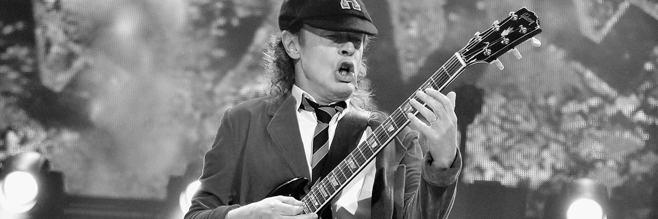 Что делал Ангус Янг в 20 лет?