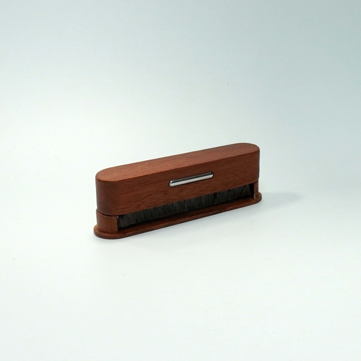 *Антистатическая карбоновая щетка в деревянном корпусе Goka